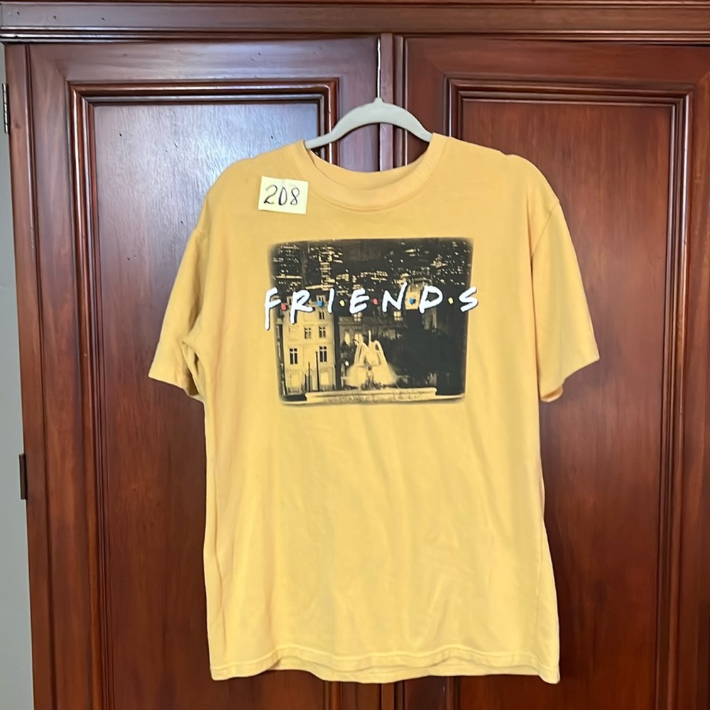 Friends tee shirt size Small ‼️
